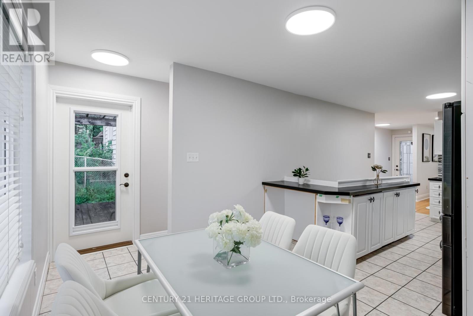 Main (Upper Level) - 302 Avenue Road S, Newmarket, Ontario  L3Y 1P2 - Photo 10 - N12530612