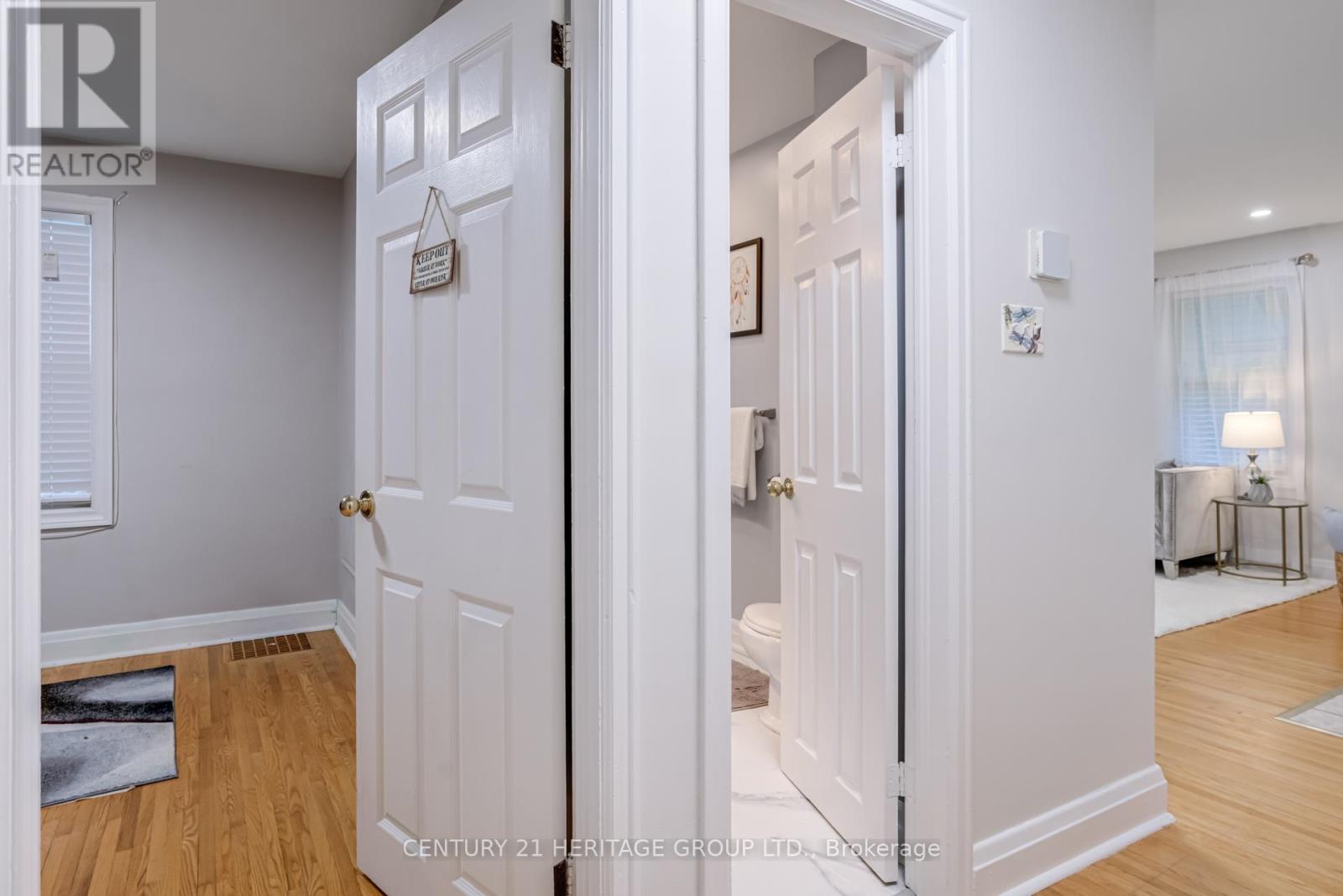 Main (Upper Level) - 302 Avenue Road S, Newmarket, Ontario  L3Y 1P2 - Photo 12 - N12530612