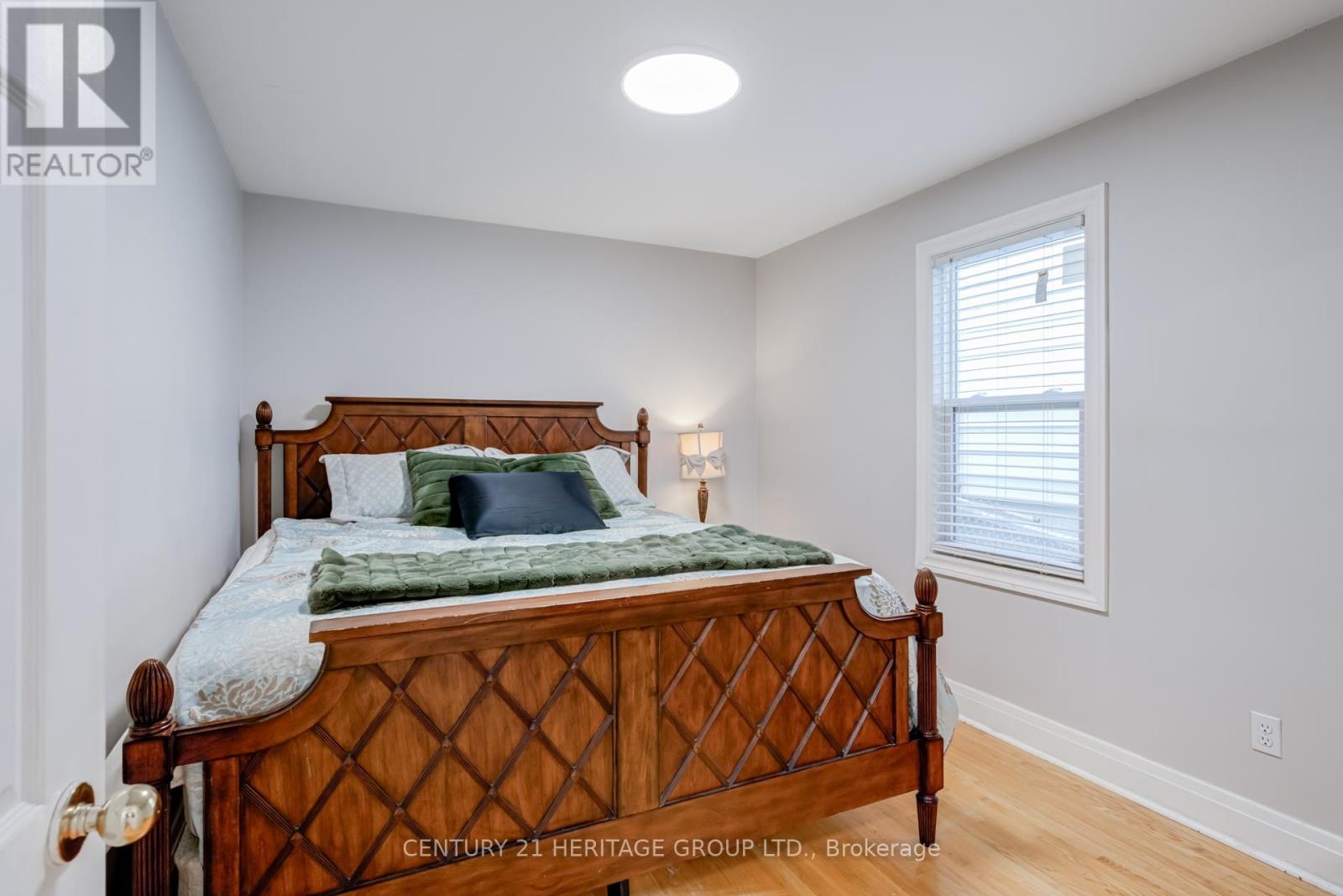 Main (Upper Level) - 302 Avenue Road S, Newmarket, Ontario  L3Y 1P2 - Photo 15 - N12530612