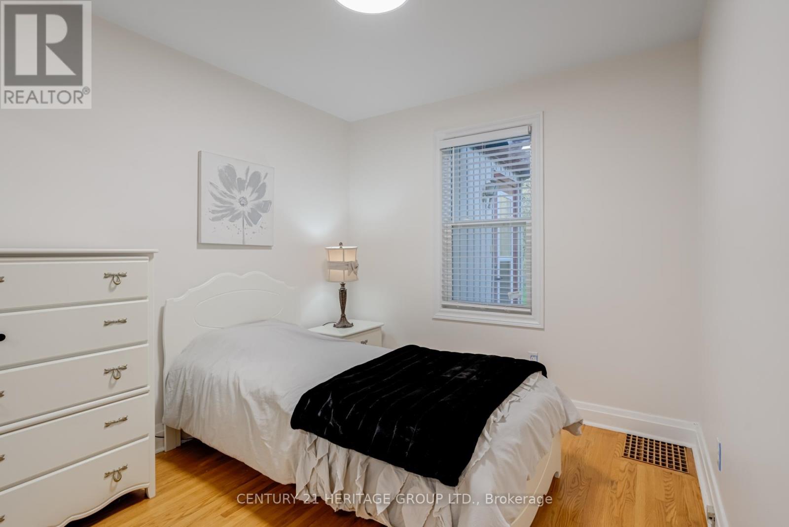 Main (Upper Level) - 302 Avenue Road S, Newmarket, Ontario  L3Y 1P2 - Photo 19 - N12530612