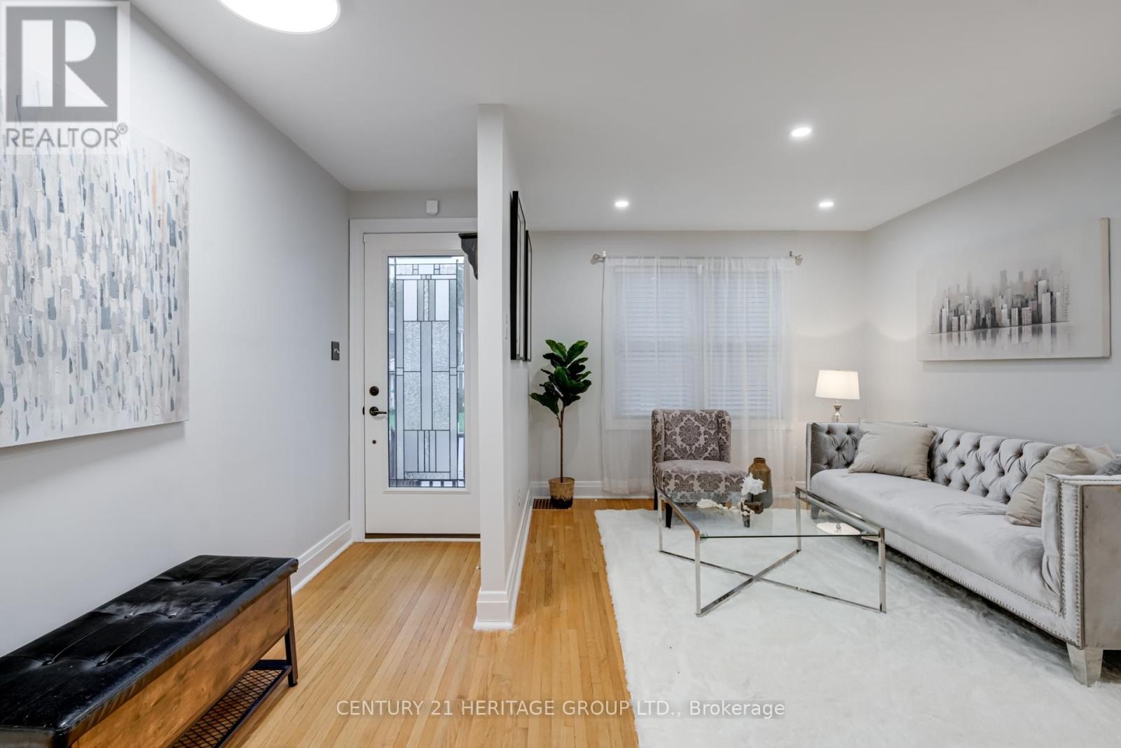 Main (Upper Level) - 302 Avenue Road S, Newmarket, Ontario  L3Y 1P2 - Photo 2 - N12530612