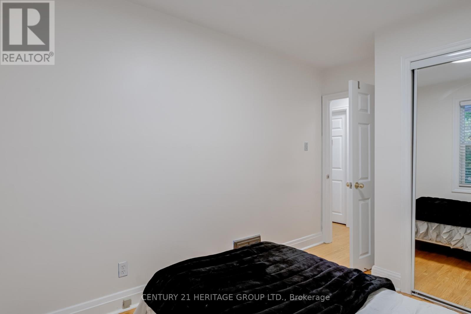 Main (Upper Level) - 302 Avenue Road S, Newmarket, Ontario  L3Y 1P2 - Photo 21 - N12530612