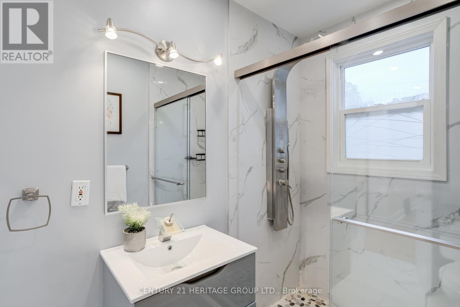 Main (Upper Level) - 302 Avenue Road S, Newmarket, Ontario  L3Y 1P2 - Photo 23 - N12530612