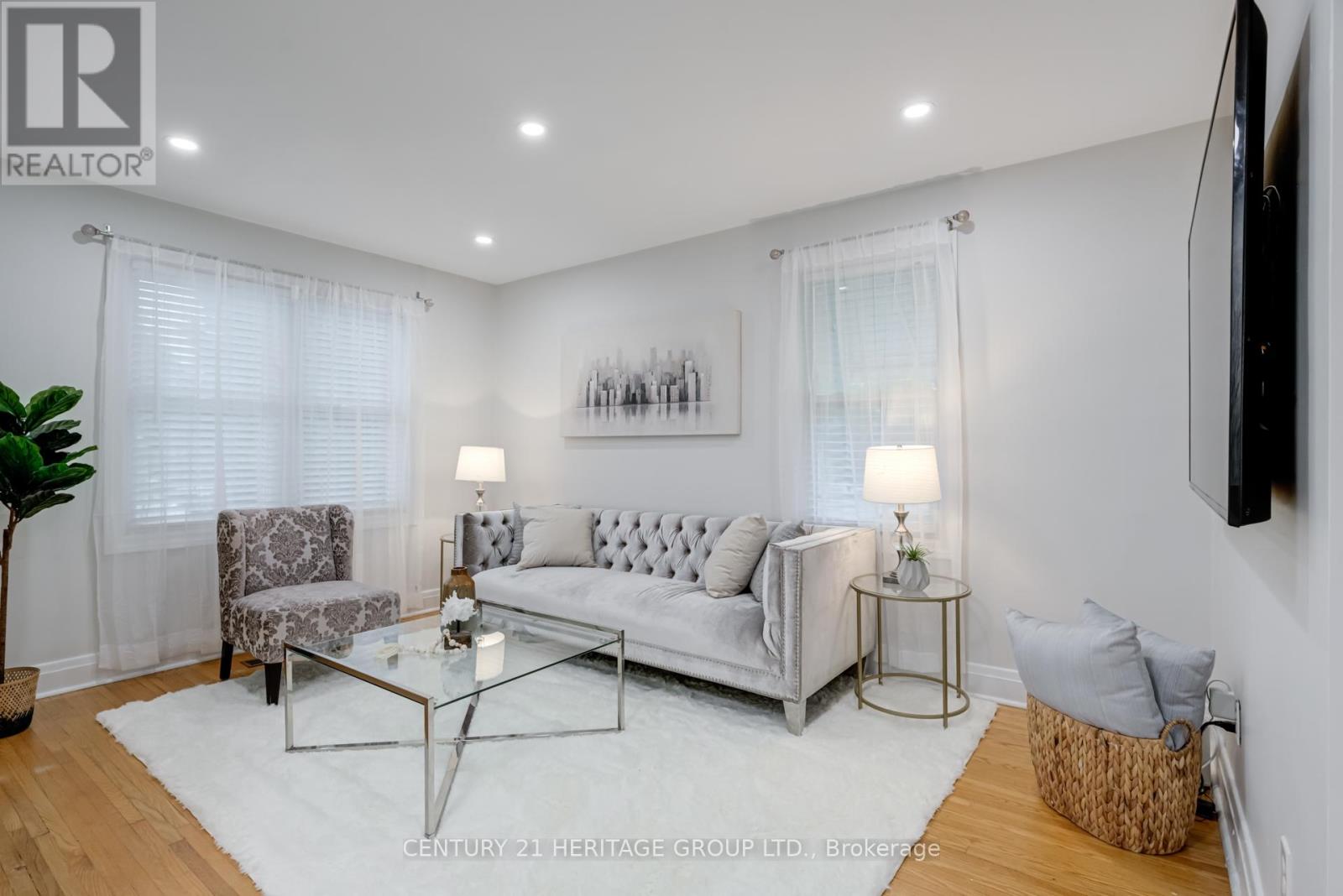 Main (Upper Level) - 302 Avenue Road S, Newmarket, Ontario  L3Y 1P2 - Photo 3 - N12530612