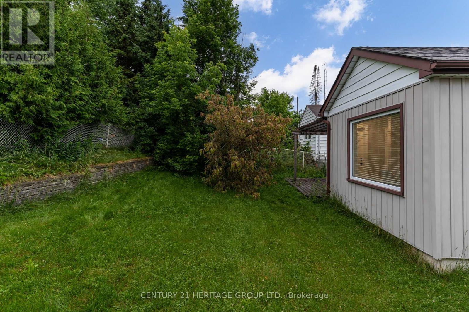 Main (Upper Level) - 302 Avenue Road S, Newmarket, Ontario  L3Y 1P2 - Photo 33 - N12530612