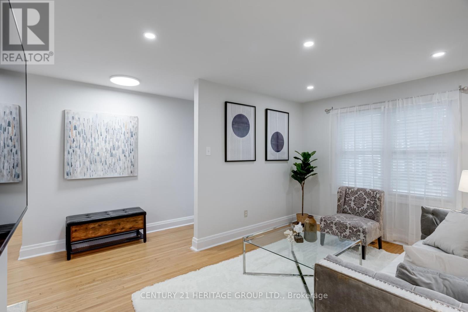 Main (Upper Level) - 302 Avenue Road S, Newmarket, Ontario  L3Y 1P2 - Photo 4 - N12530612