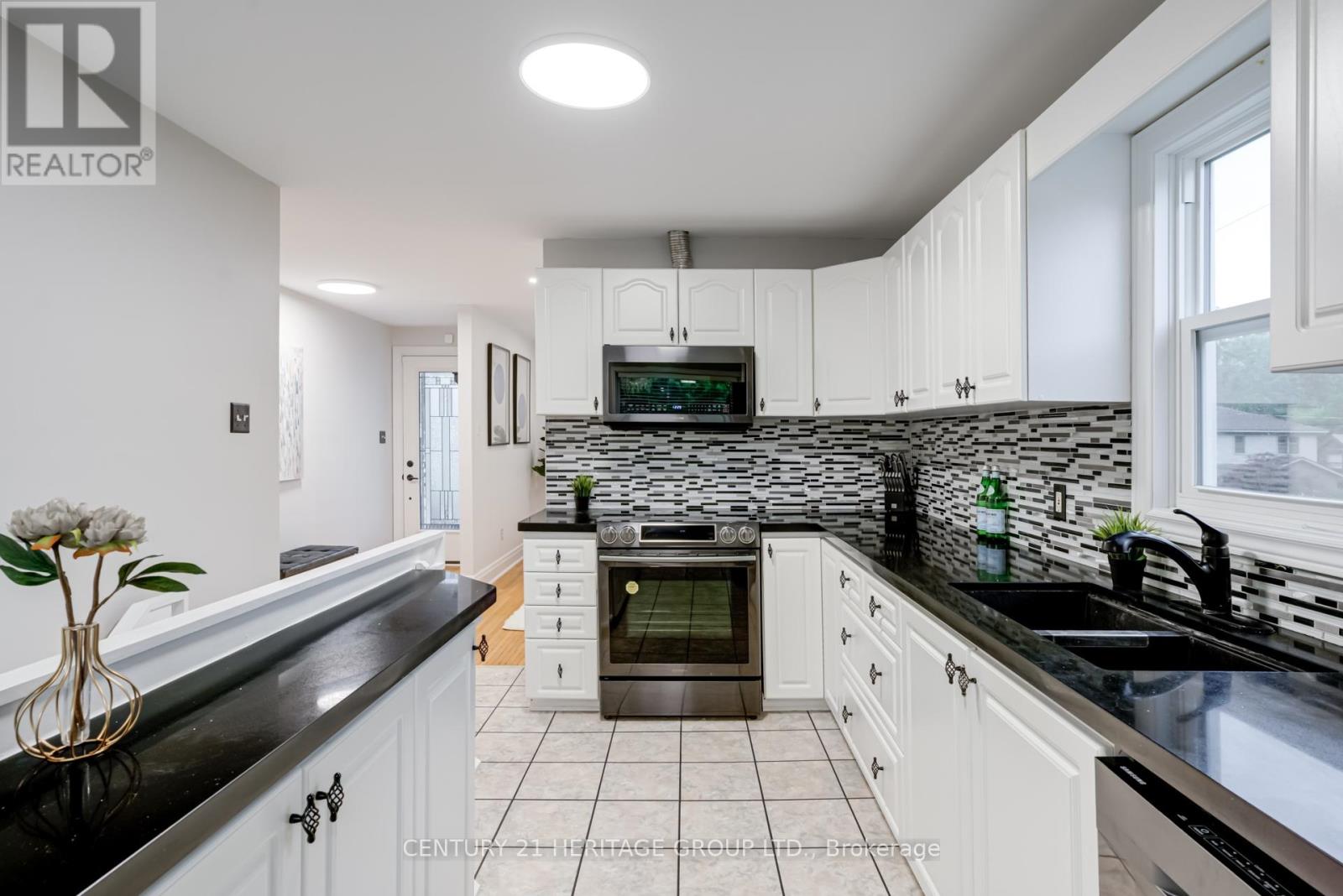 Main (Upper Level) - 302 Avenue Road S, Newmarket, Ontario  L3Y 1P2 - Photo 7 - N12530612