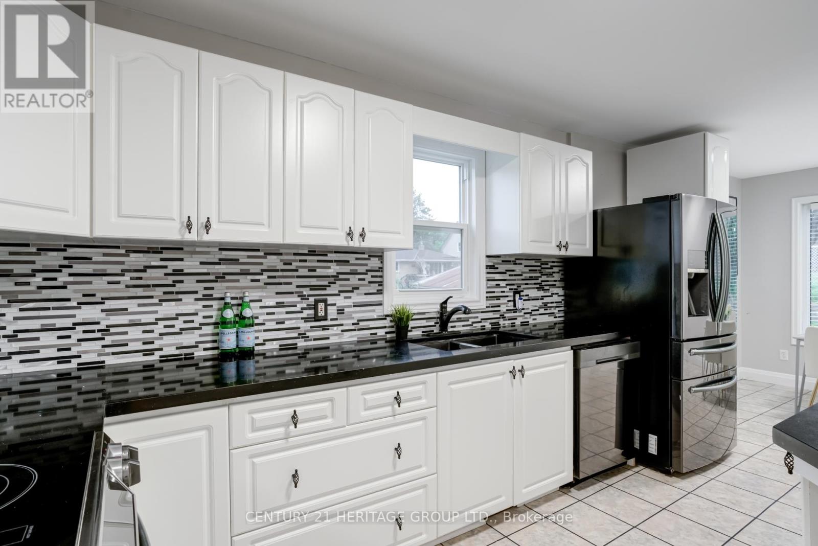 Main (Upper Level) - 302 Avenue Road S, Newmarket, Ontario  L3Y 1P2 - Photo 8 - N12530612