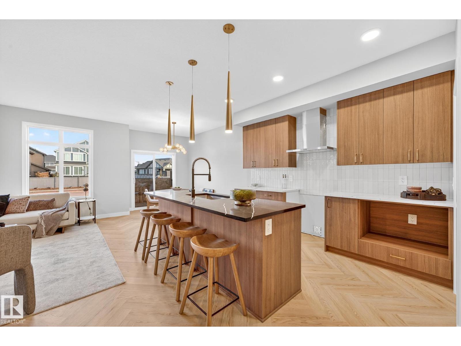 8221 KIRIAK LO SW, Edmonton, Alberta