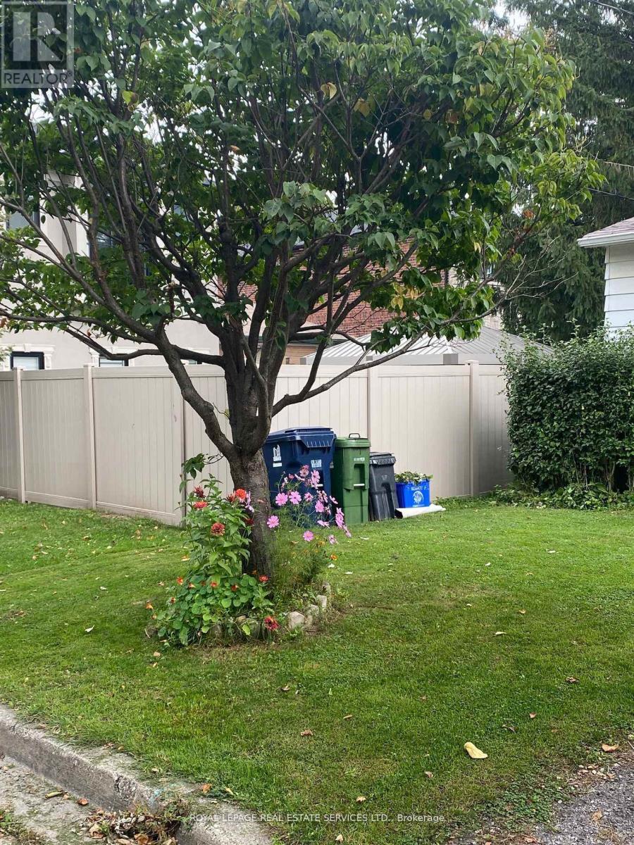 33 Roxaline Street, Toronto, Ontario  M9P 2Z1 - Photo 2 - W12530592