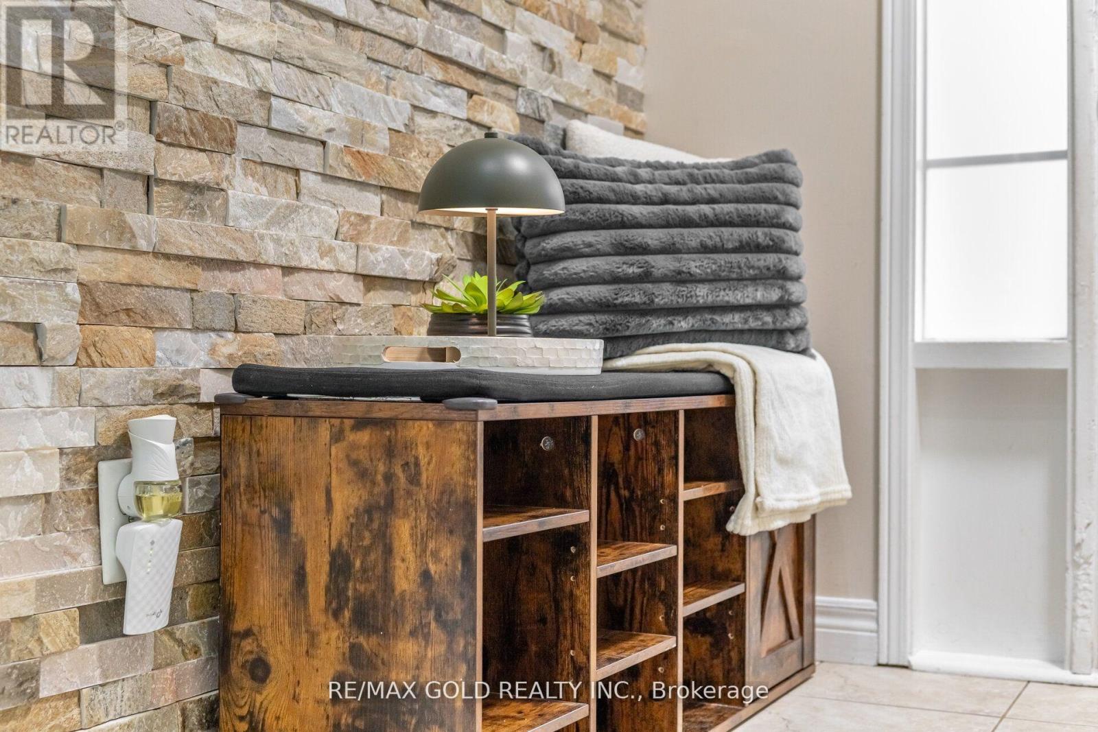 26 Flemington Drive, Caledon, Ontario  L7C 1B5 - Photo 10 - W12530650