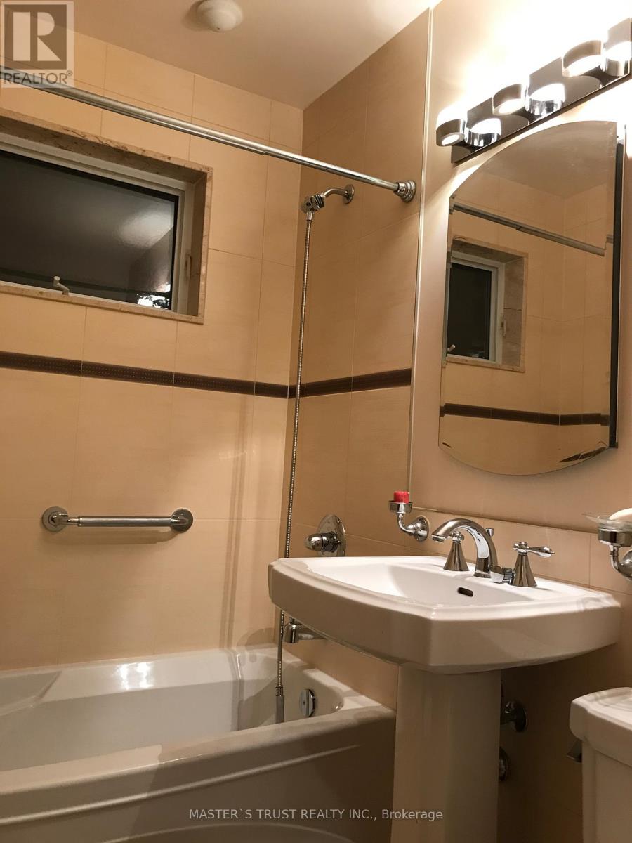 Upper - 2186 Truscott Drive, Mississauga, Ontario  L5J 2A6 - Photo 7 - W12530726