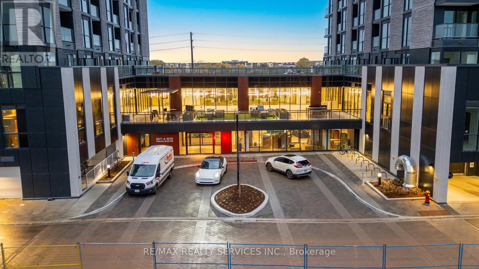 3071 Trafalgar Road, Oakville, Ontario  L6H 8C6 - Photo 4 - W12530770