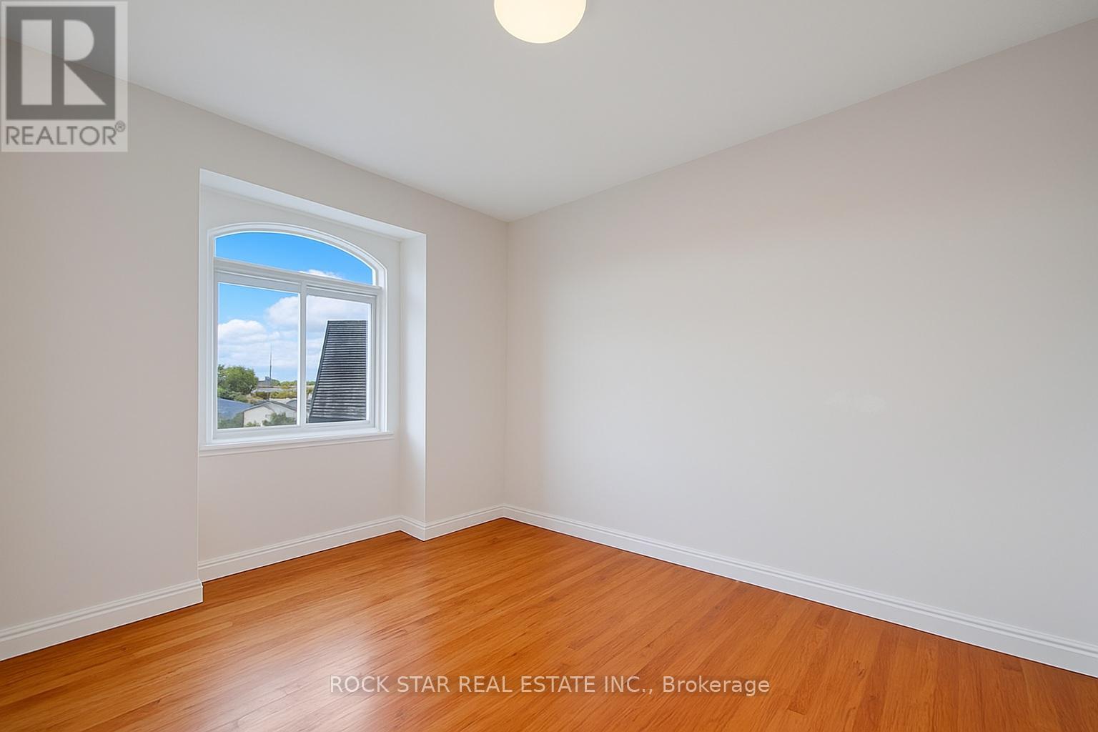 Upper - 11 Chestnut Street E, St. Catharines, Ontario  L2T 1G6 - Photo 11 - X12530682