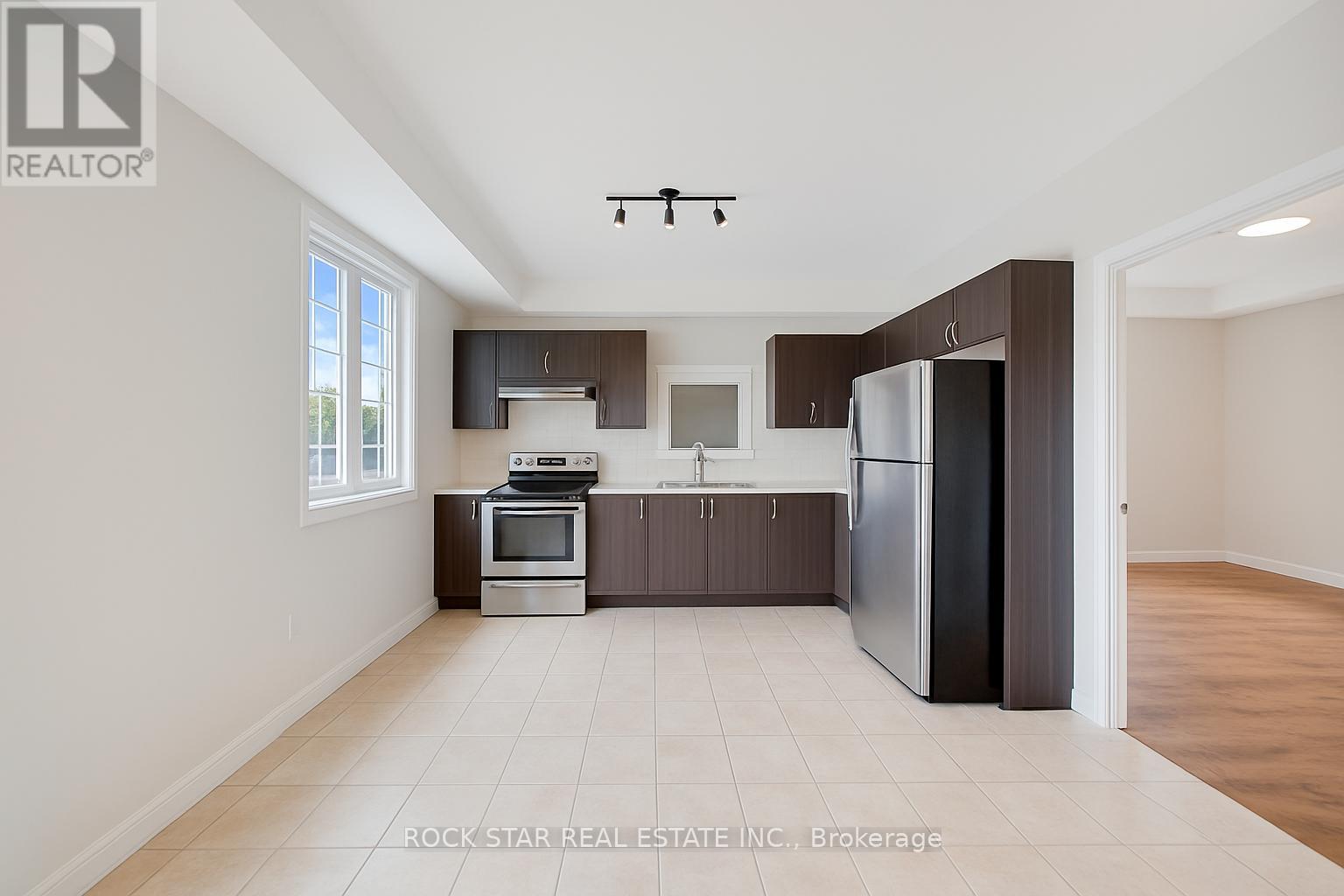 Upper - 11 Chestnut Street E, St. Catharines, Ontario  L2T 1G6 - Photo 2 - X12530682