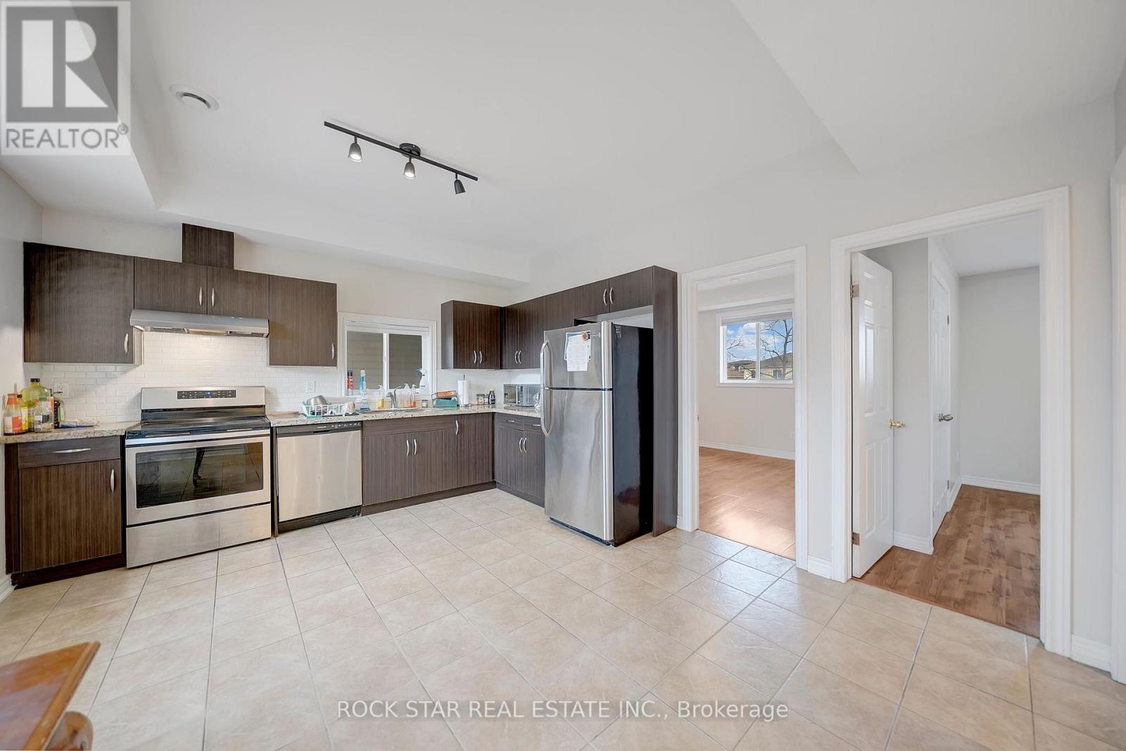 Upper - 11 Chestnut Street E, St. Catharines, Ontario  L2T 1G6 - Photo 3 - X12530682