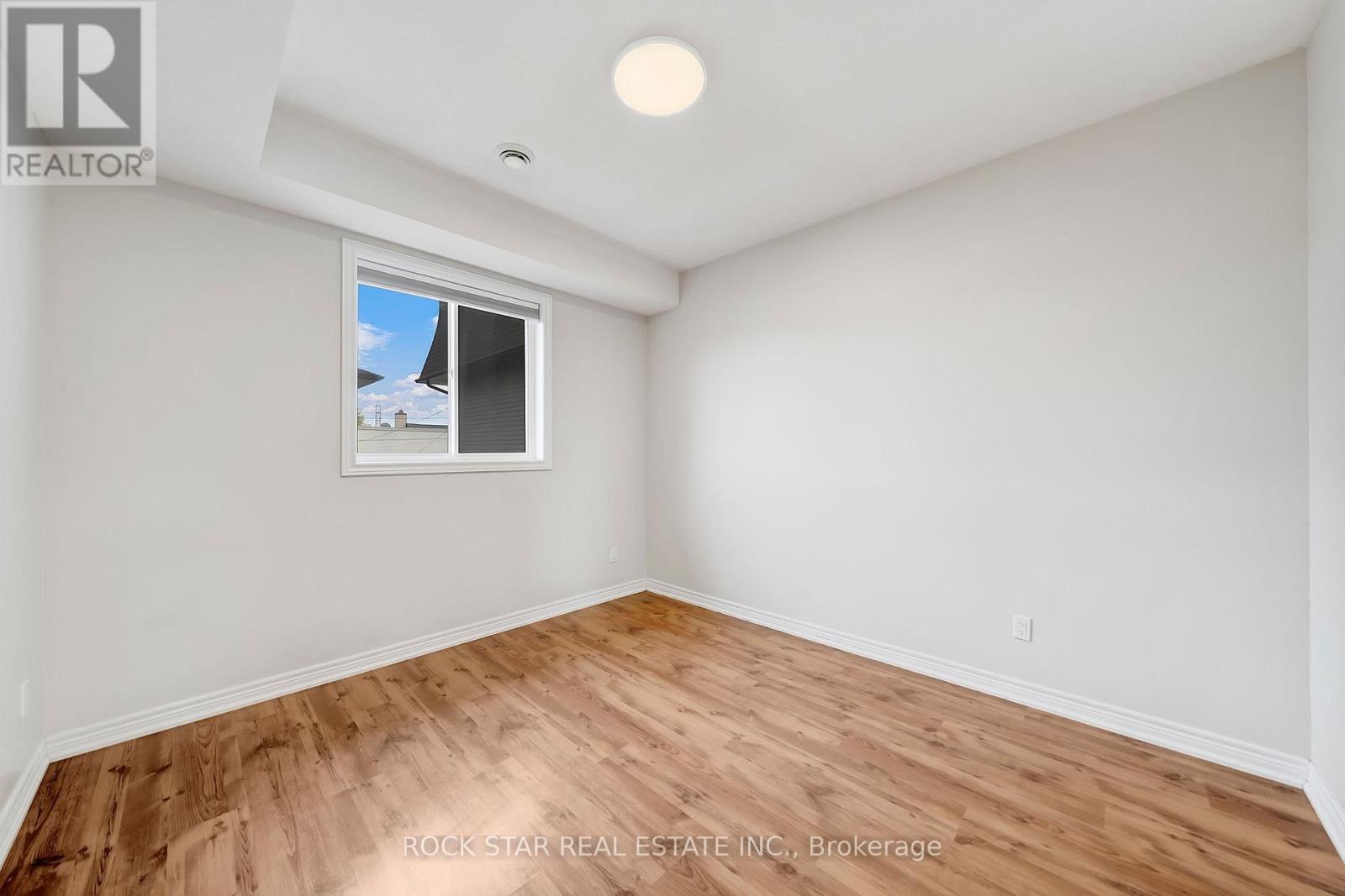 Upper - 11 Chestnut Street E, St. Catharines, Ontario  L2T 1G6 - Photo 4 - X12530682