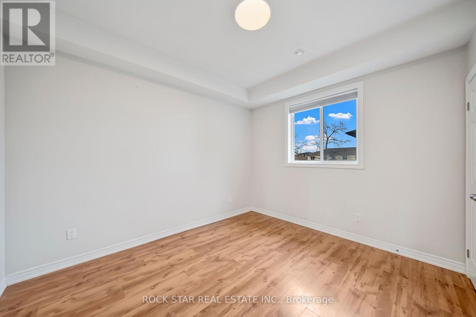 Upper - 11 Chestnut Street E, St. Catharines, Ontario  L2T 1G6 - Photo 5 - X12530682