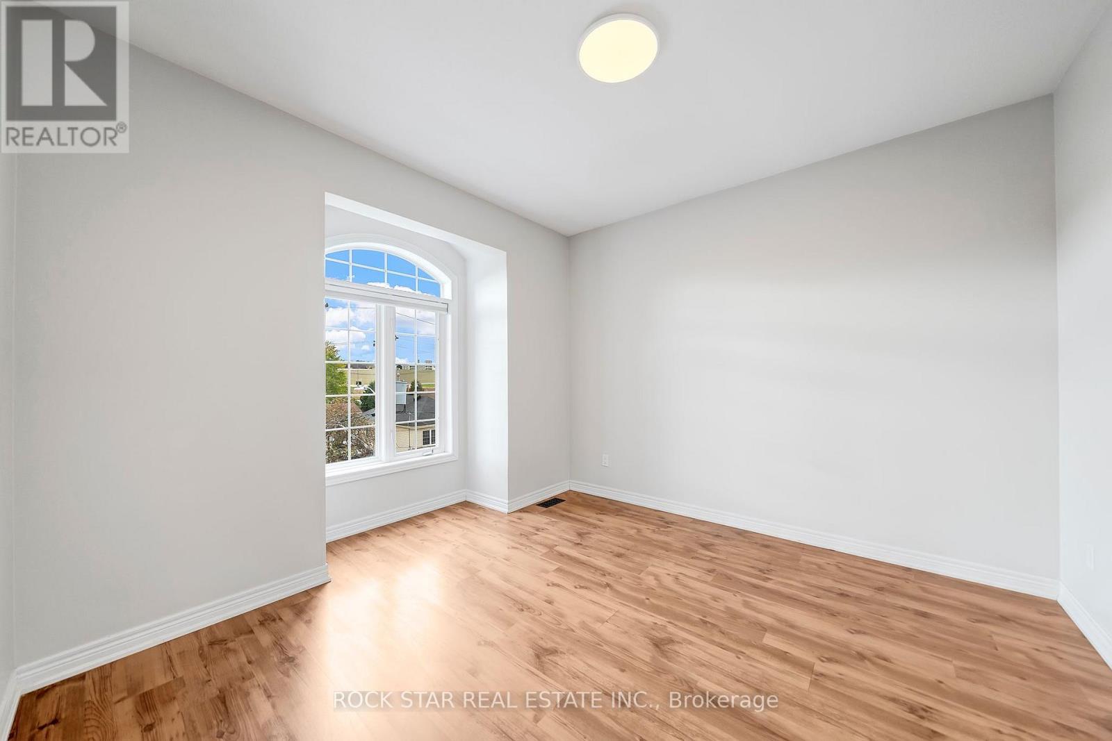 Upper - 11 Chestnut Street E, St. Catharines, Ontario  L2T 1G6 - Photo 6 - X12530682