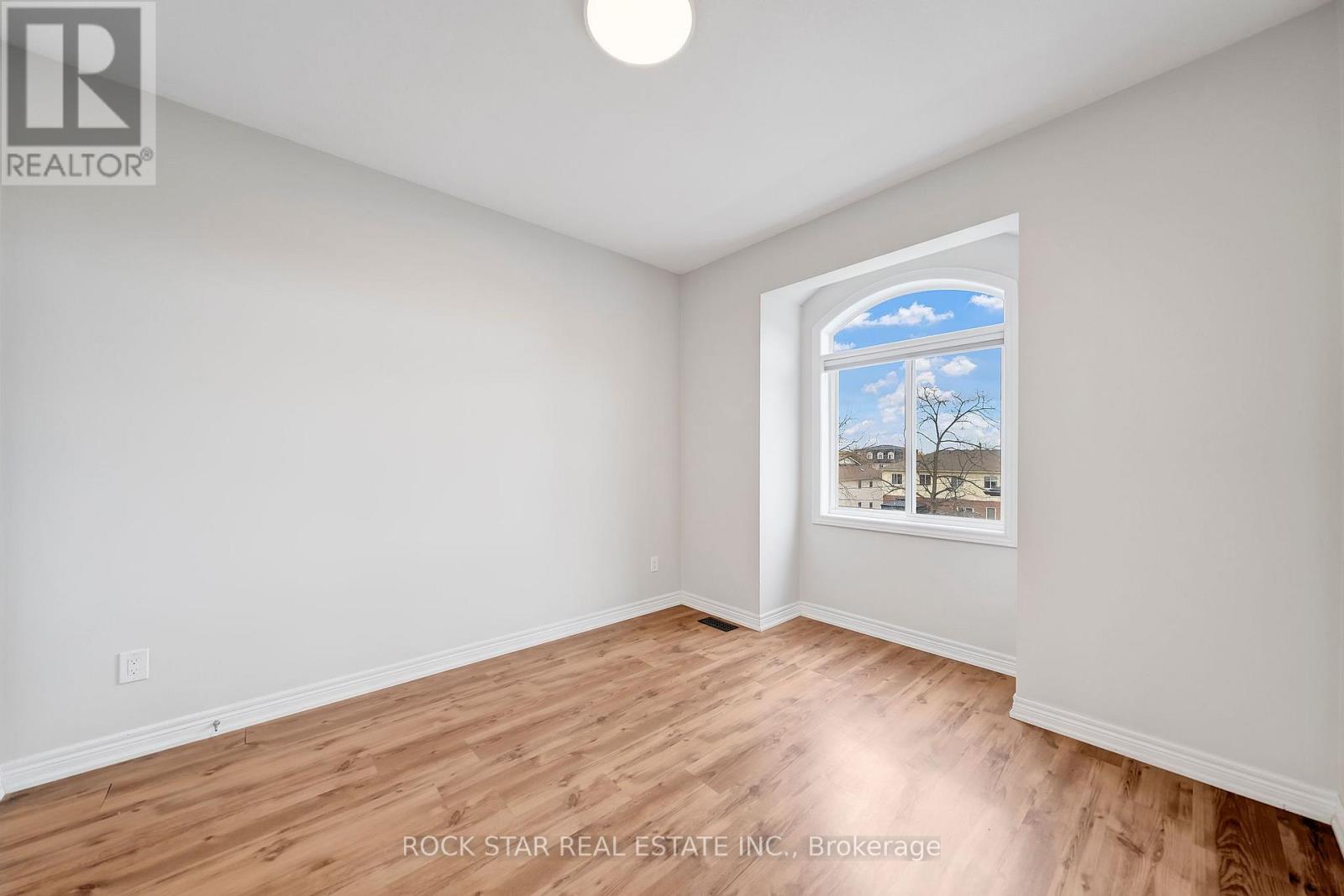 Upper - 11 Chestnut Street E, St. Catharines, Ontario  L2T 1G6 - Photo 7 - X12530682