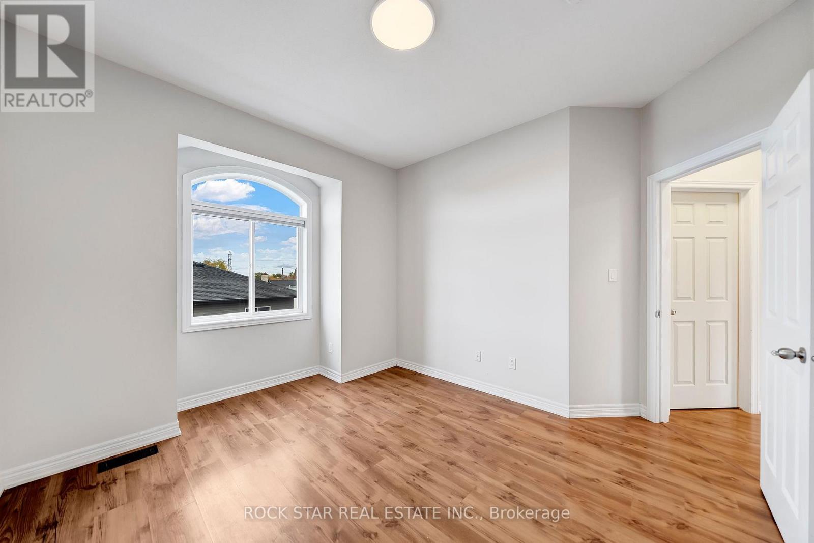 Upper - 11 Chestnut Street E, St. Catharines, Ontario  L2T 1G6 - Photo 8 - X12530682