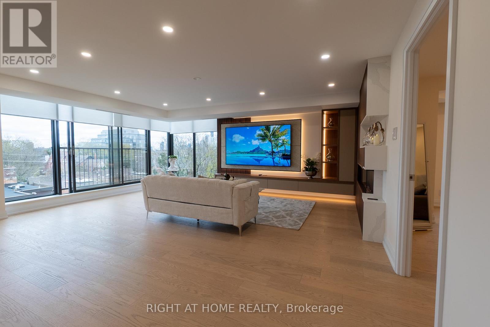 608 - 447 WALMER ROAD, Toronto, Ontario