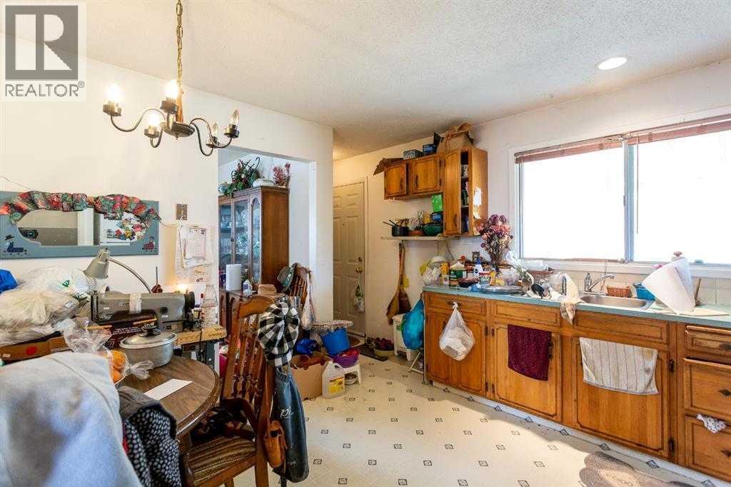 7803 Hunterslea Crescent Nw, Calgary, Alberta  T2K 4M3 - Photo 2 - A2267488