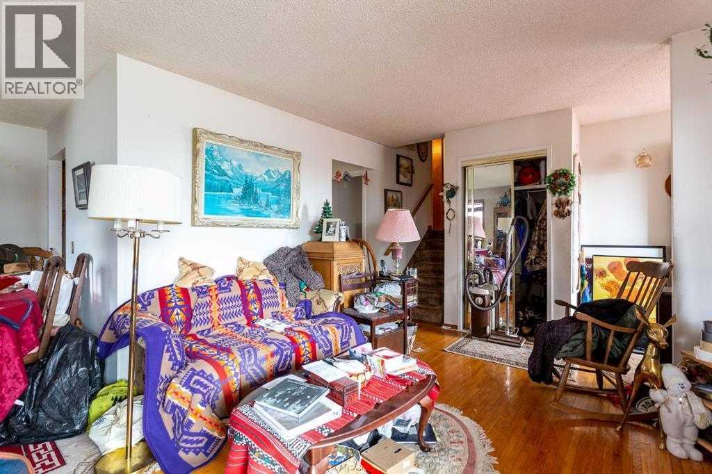 7803 Hunterslea Crescent Nw, Calgary, Alberta  T2K 4M3 - Photo 3 - A2267488