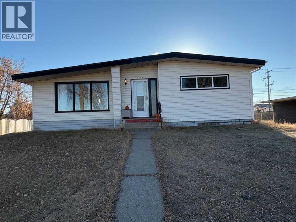 5639 48 Avenue A,b Crescent, Ponoka, Alberta  T4J 1K2 - Photo 1 - A2268983