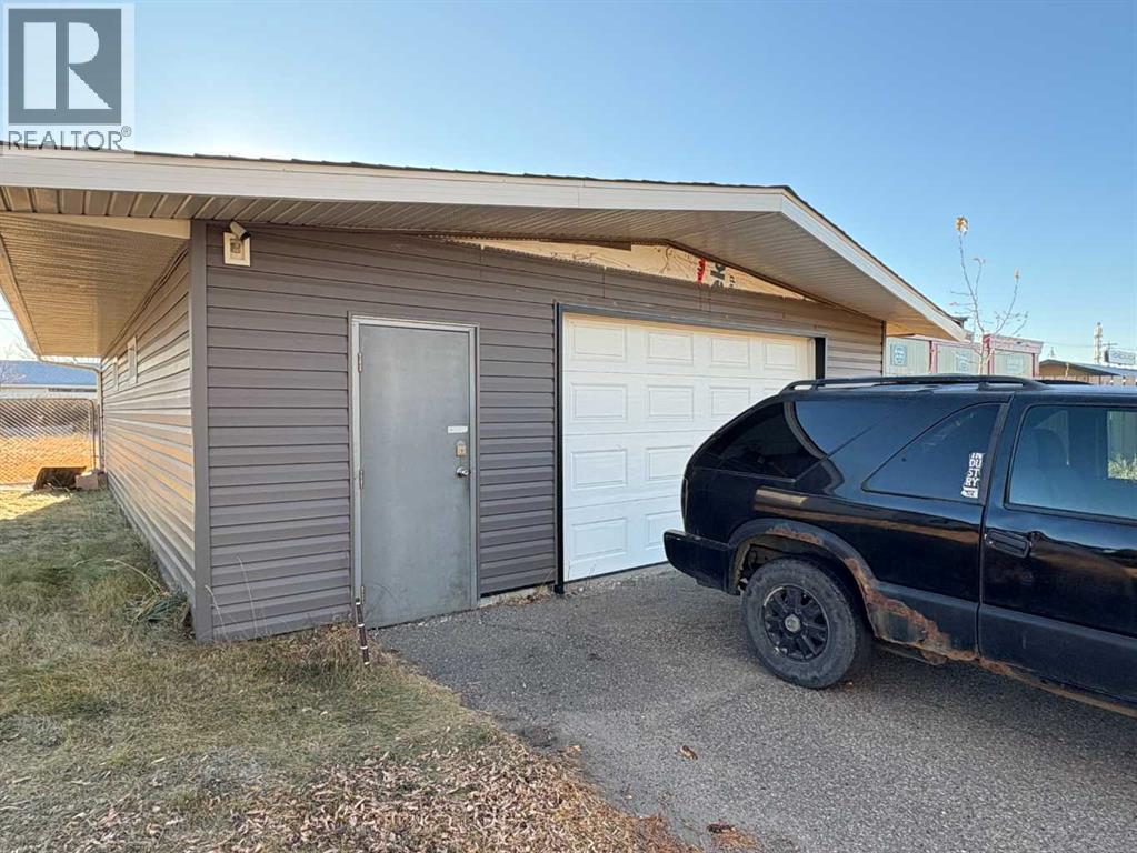 5639 48 Avenue A,b Crescent, Ponoka, Alberta  T4J 1K2 - Photo 3 - A2268983