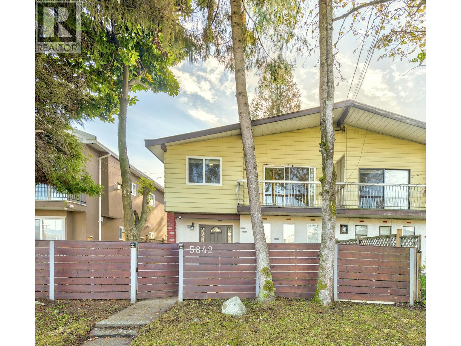 5842 Woodsworth Street, Burnaby, British Columbia  V5G 1S7 - Photo 2 - R3066270