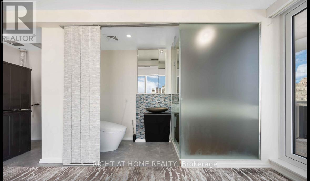 197 Yonge Street, Toronto, Ontario  M5B 1M4 - Photo 13 - C12530902