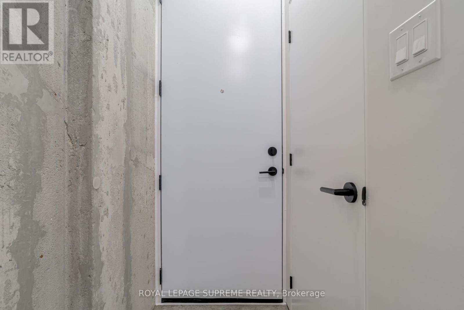 2 - 101 Bernice Crescent, Toronto, Ontario  M6N 1W7 - Photo 5 - W12530890