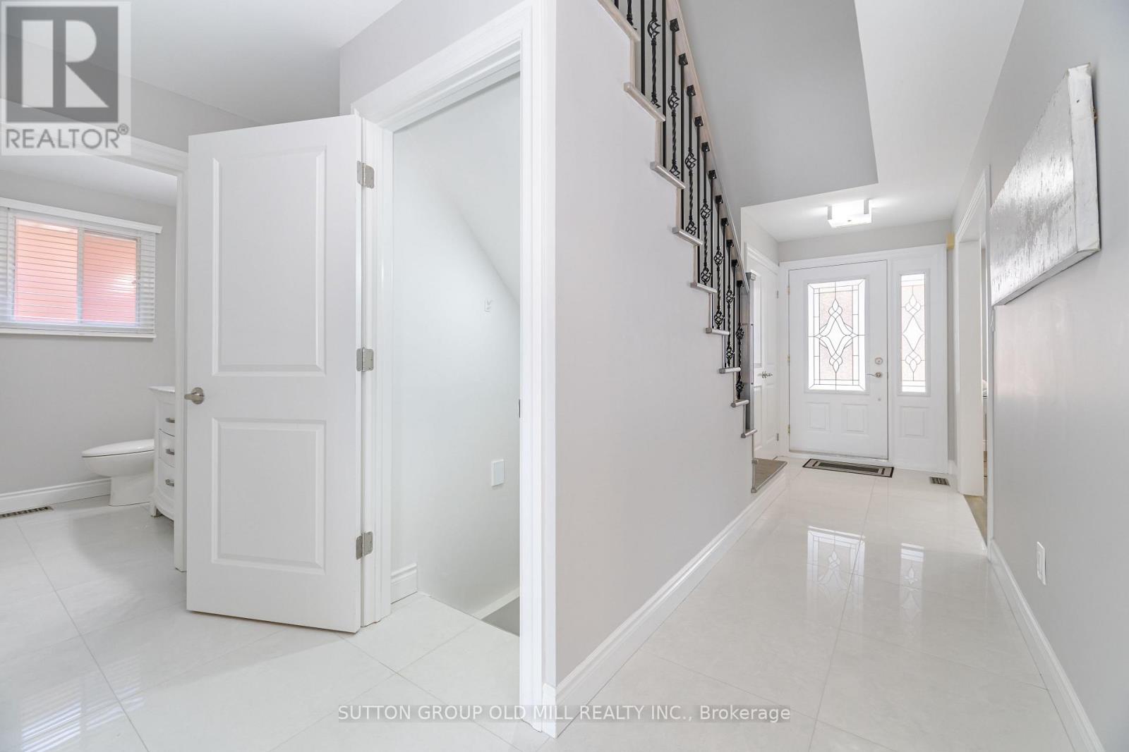 93 Indian Crescent, Hamilton, Ontario  L8V 4X4 - Photo 3 - X12530962