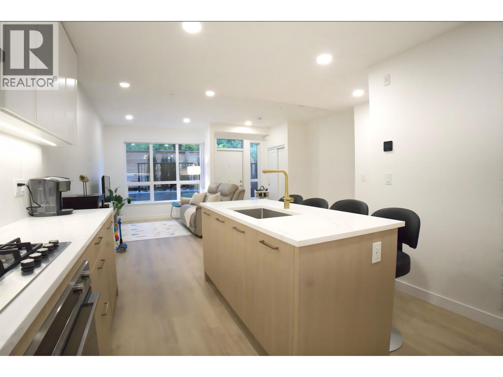 202 381 Clayton Street, Coquitlam, British Columbia  V3K 0J8 - Photo 2 - R3066204