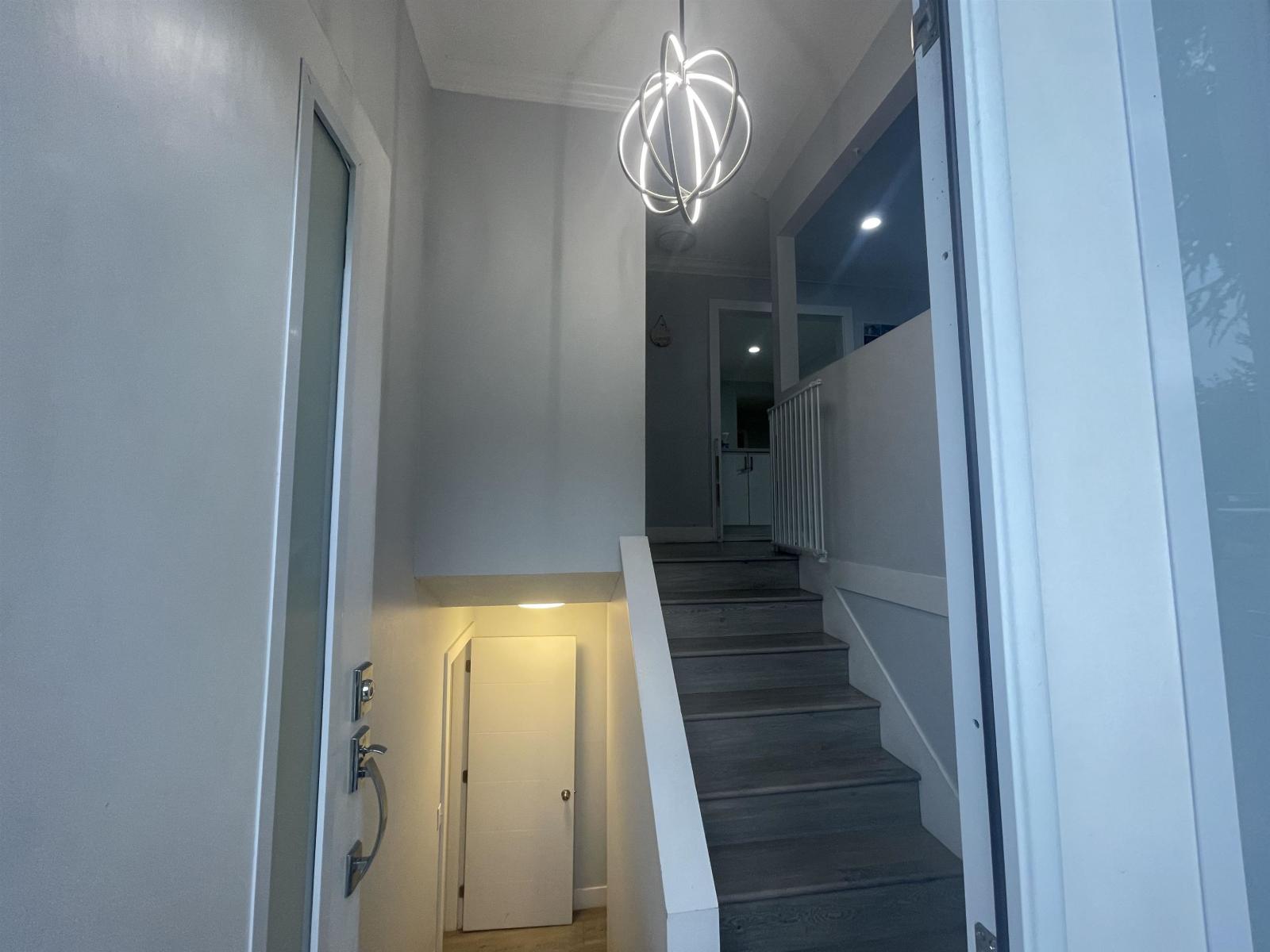 15077 86b Avenue, Surrey, British Columbia  V3S 4V3 - Photo 3 - R3065982