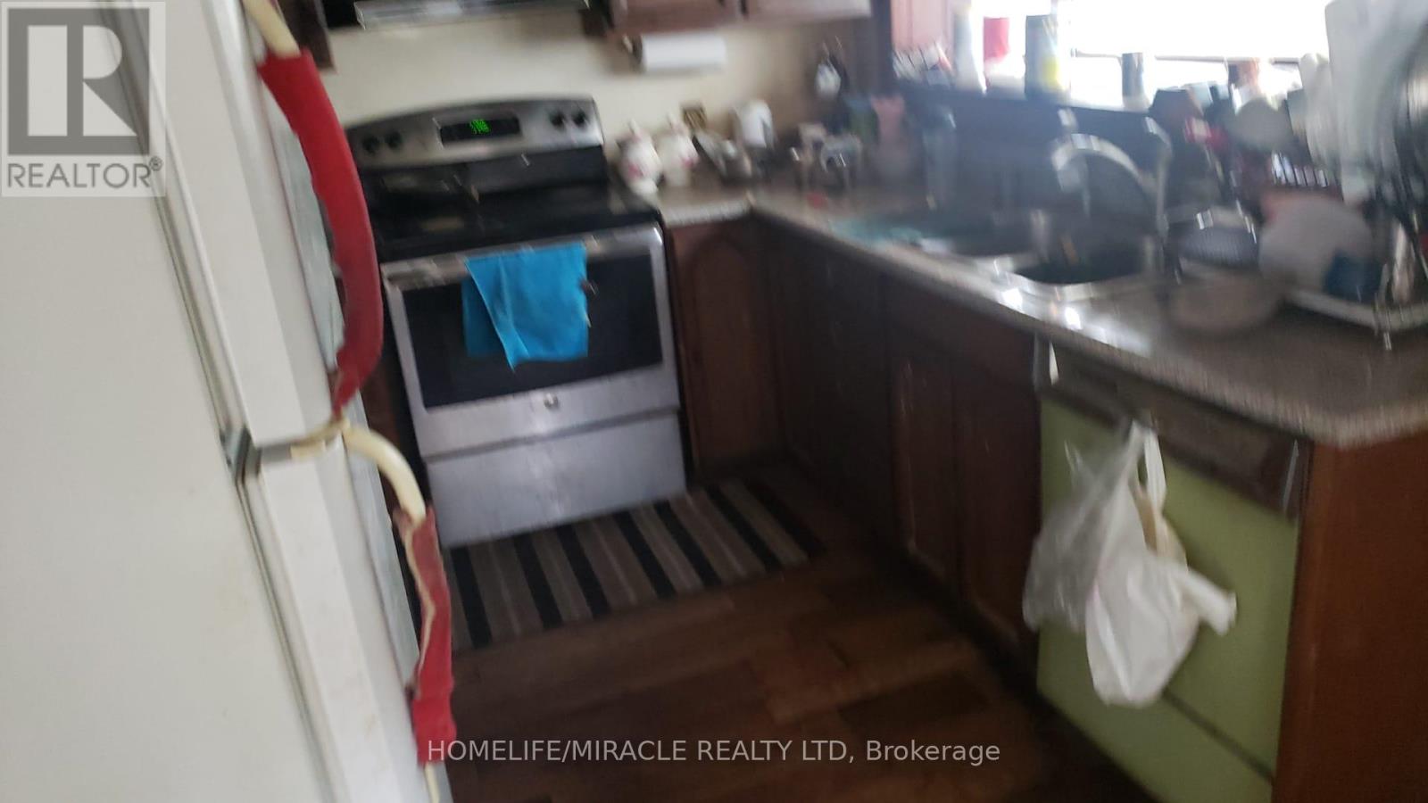 7496 Redstone Road, Mississauga, Ontario  L4T 2B6 - Photo 2 - W12509574