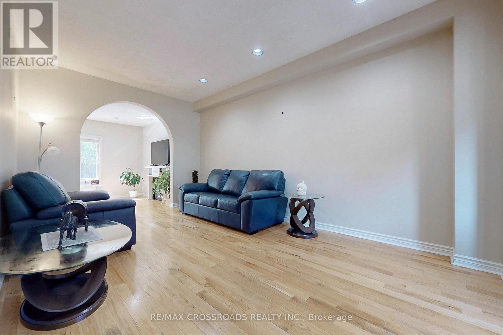 63 Baynards Lane, Richmond Hill, Ontario  L4C 9B6 - Photo 3 - N12530408