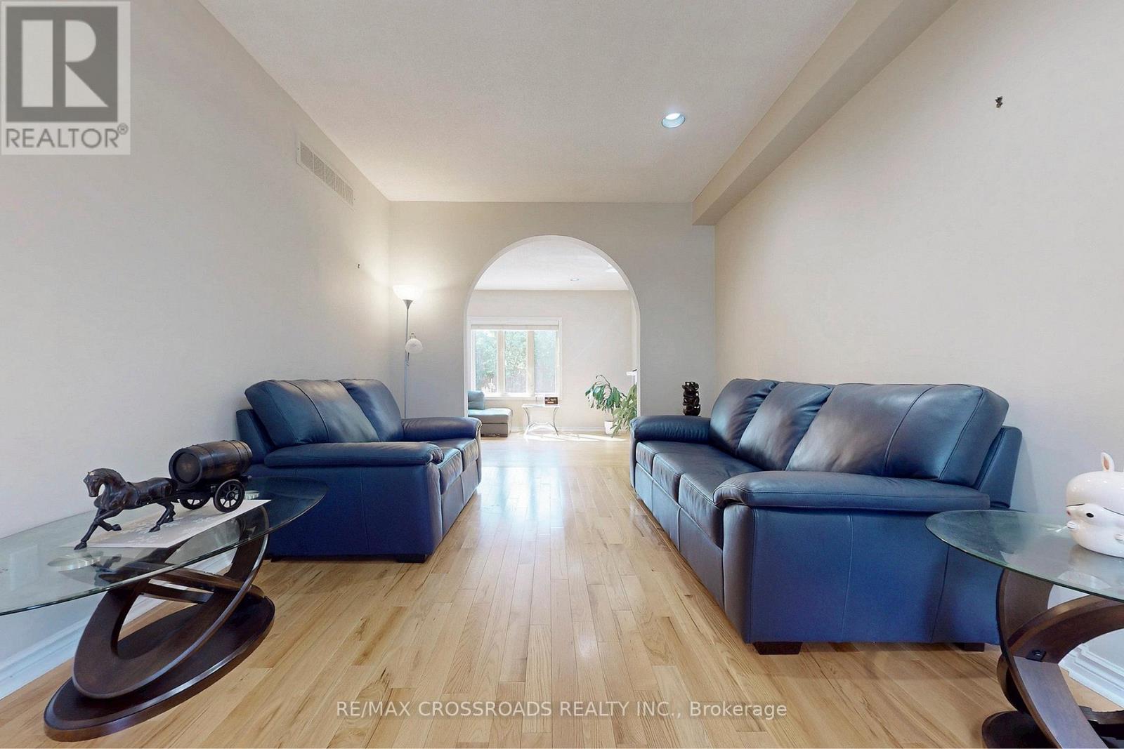 63 Baynards Lane, Richmond Hill, Ontario  L4C 9B6 - Photo 4 - N12530408