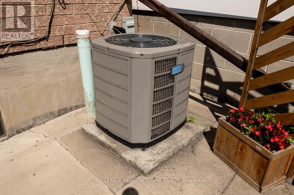 17 Kersdale Avenue, Toronto, Ontario  M6M 1C9 - Photo 44 - W12531114