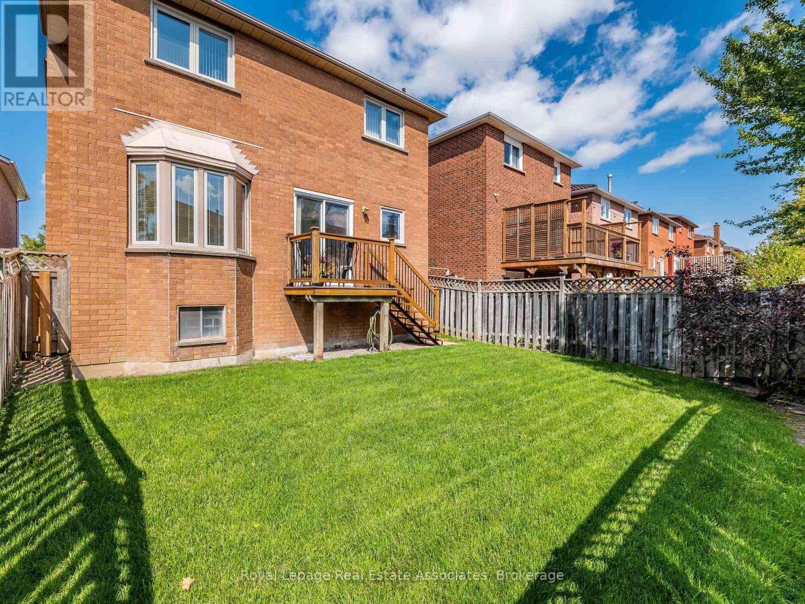 6033 Duford Drive, Mississauga, Ontario  L5V 1A8 - Photo 3 - W12529798