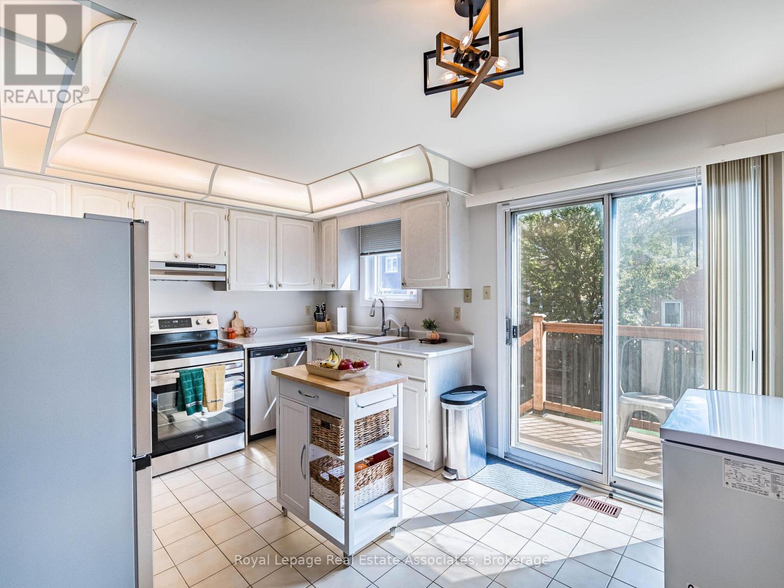 6033 Duford Drive, Mississauga, Ontario  L5V 1A8 - Photo 5 - W12529798