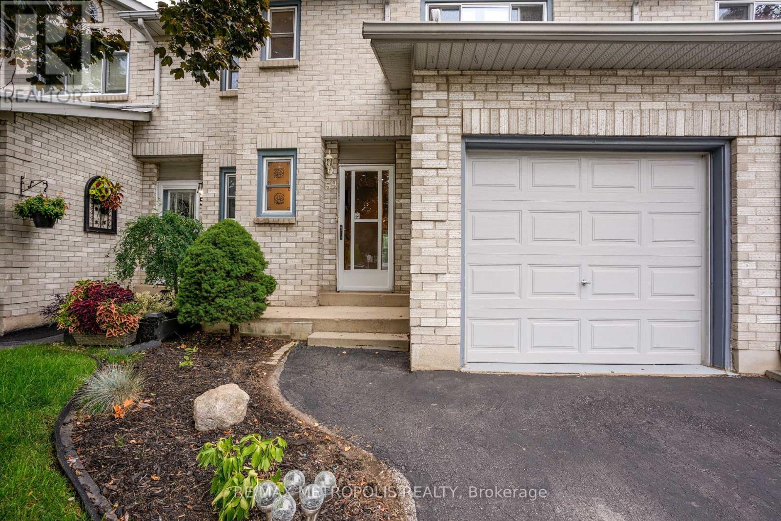 59 - 2 Royalwood Court, Hamilton, Ontario  L8E 4Z1 - Photo 2 - X12531148