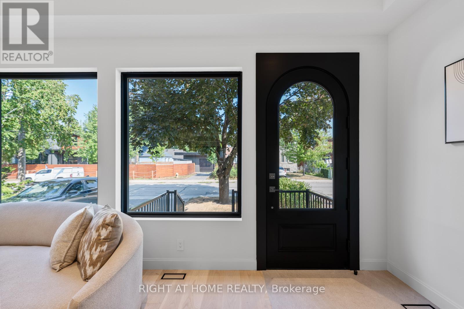 85 Holborne Avenue, Toronto, Ontario  M4C 2R3 - Photo 3 - E12531212