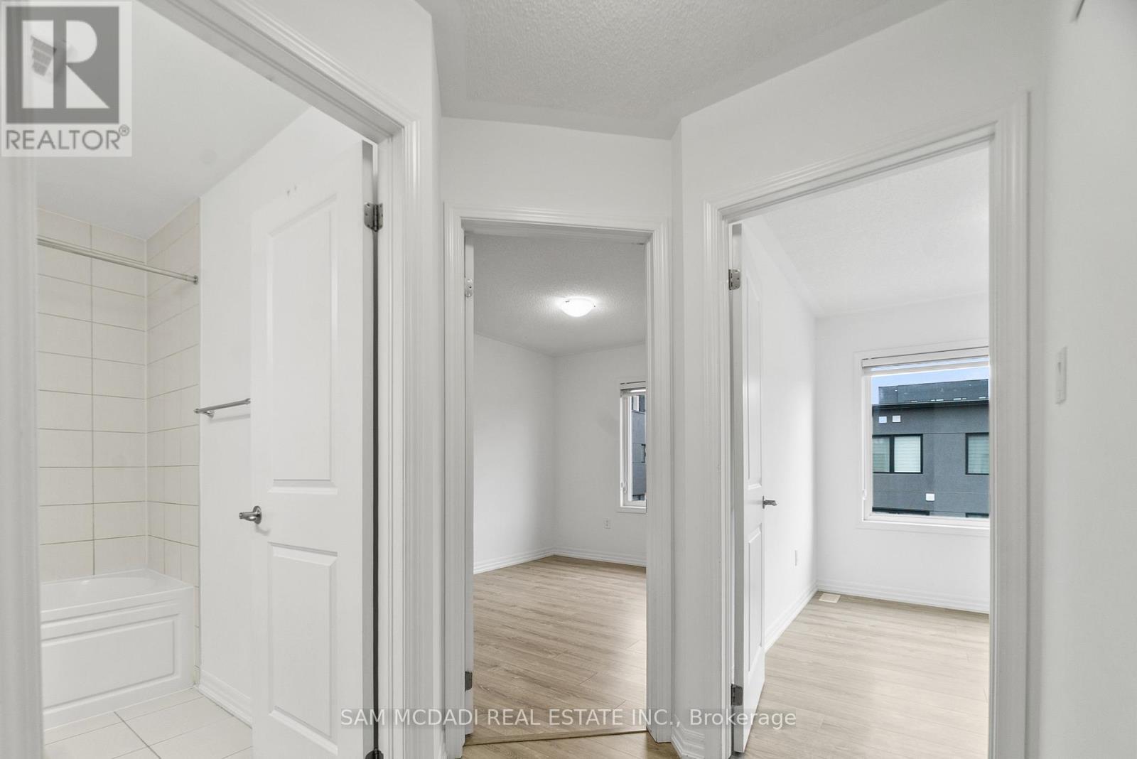 70 Huguenot Road, Oakville, Ontario  L6H 0X4 - Photo 11 - W12497882