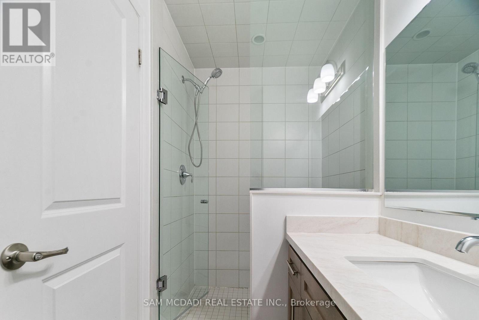 70 Huguenot Road, Oakville, Ontario  L6H 0X4 - Photo 12 - W12497882