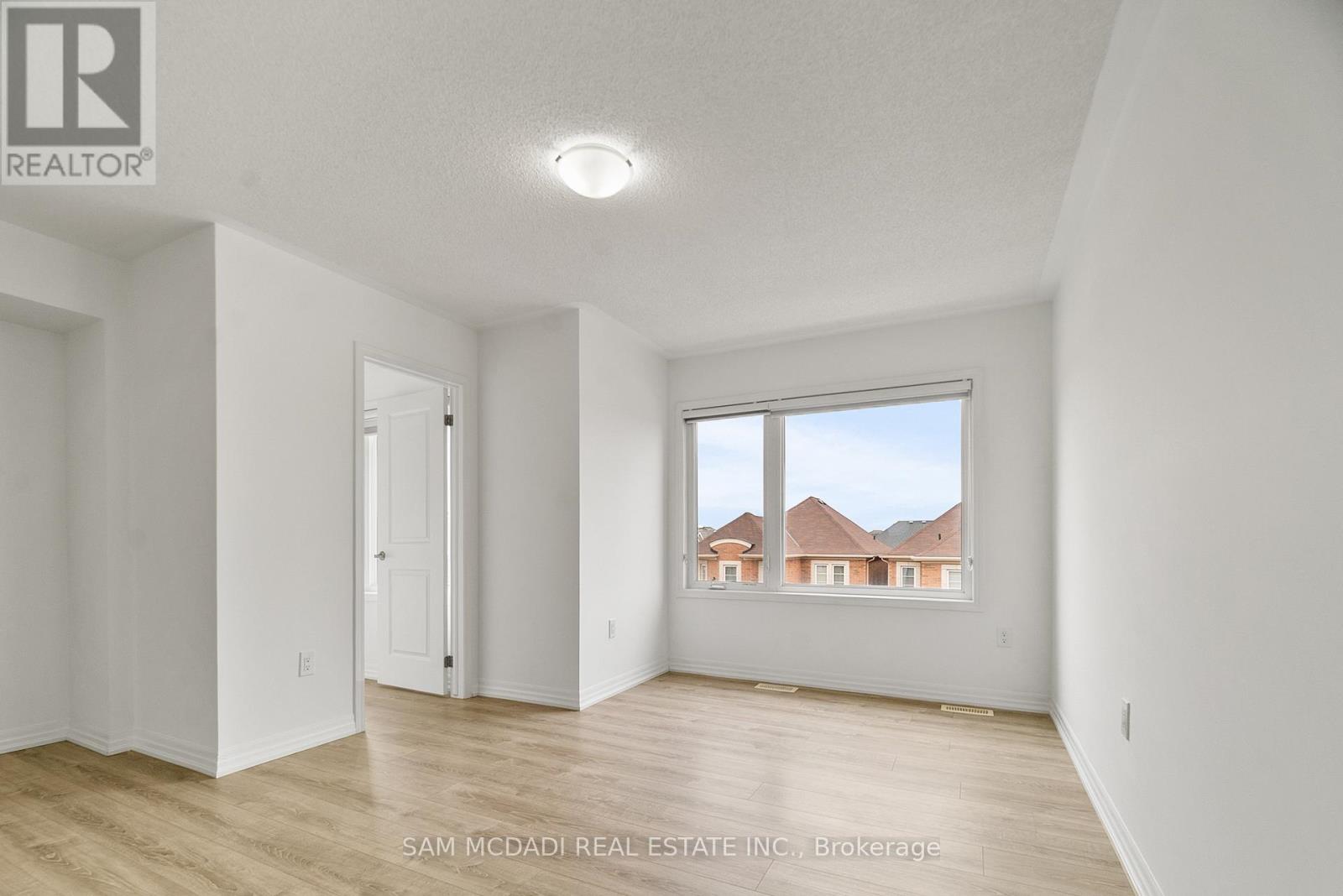 70 Huguenot Road, Oakville, Ontario  L6H 0X4 - Photo 16 - W12497882