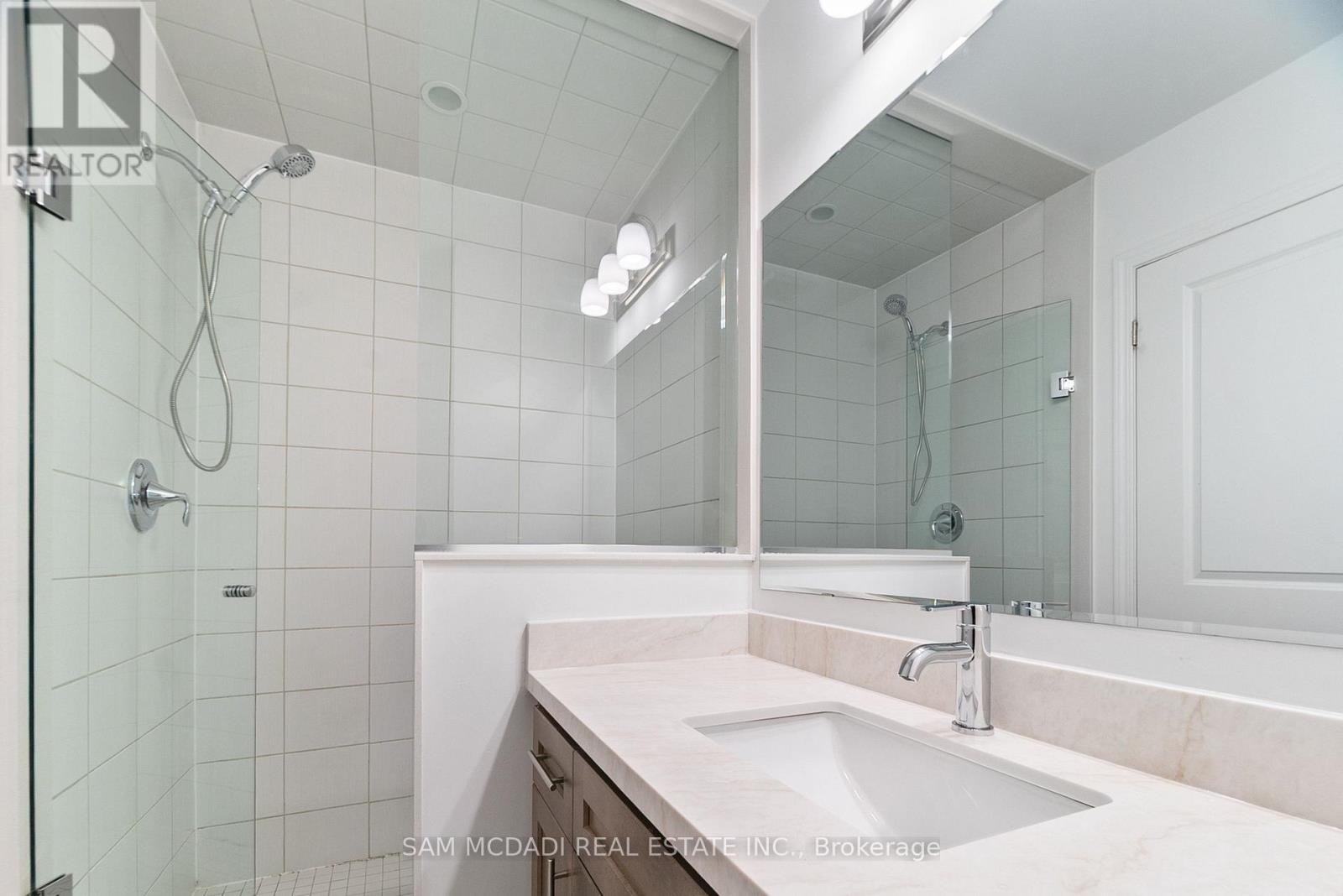 70 Huguenot Road, Oakville, Ontario  L6H 0X4 - Photo 13 - W12497882