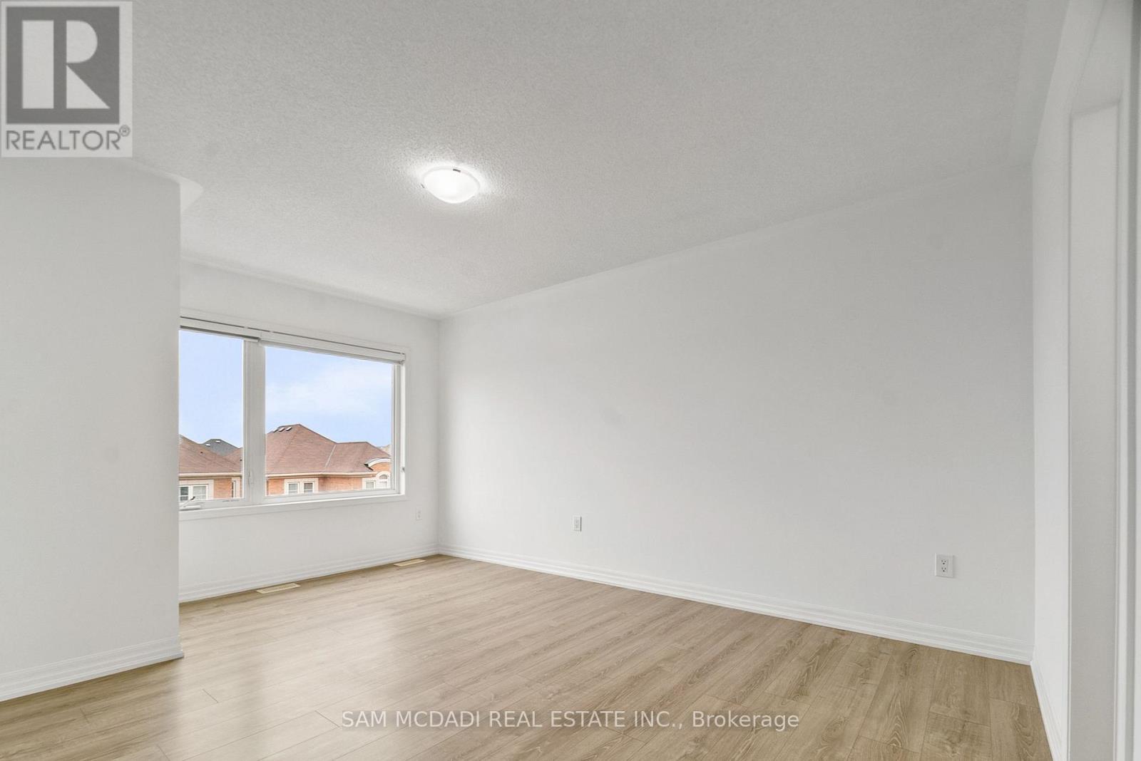 70 Huguenot Road, Oakville, Ontario  L6H 0X4 - Photo 17 - W12497882