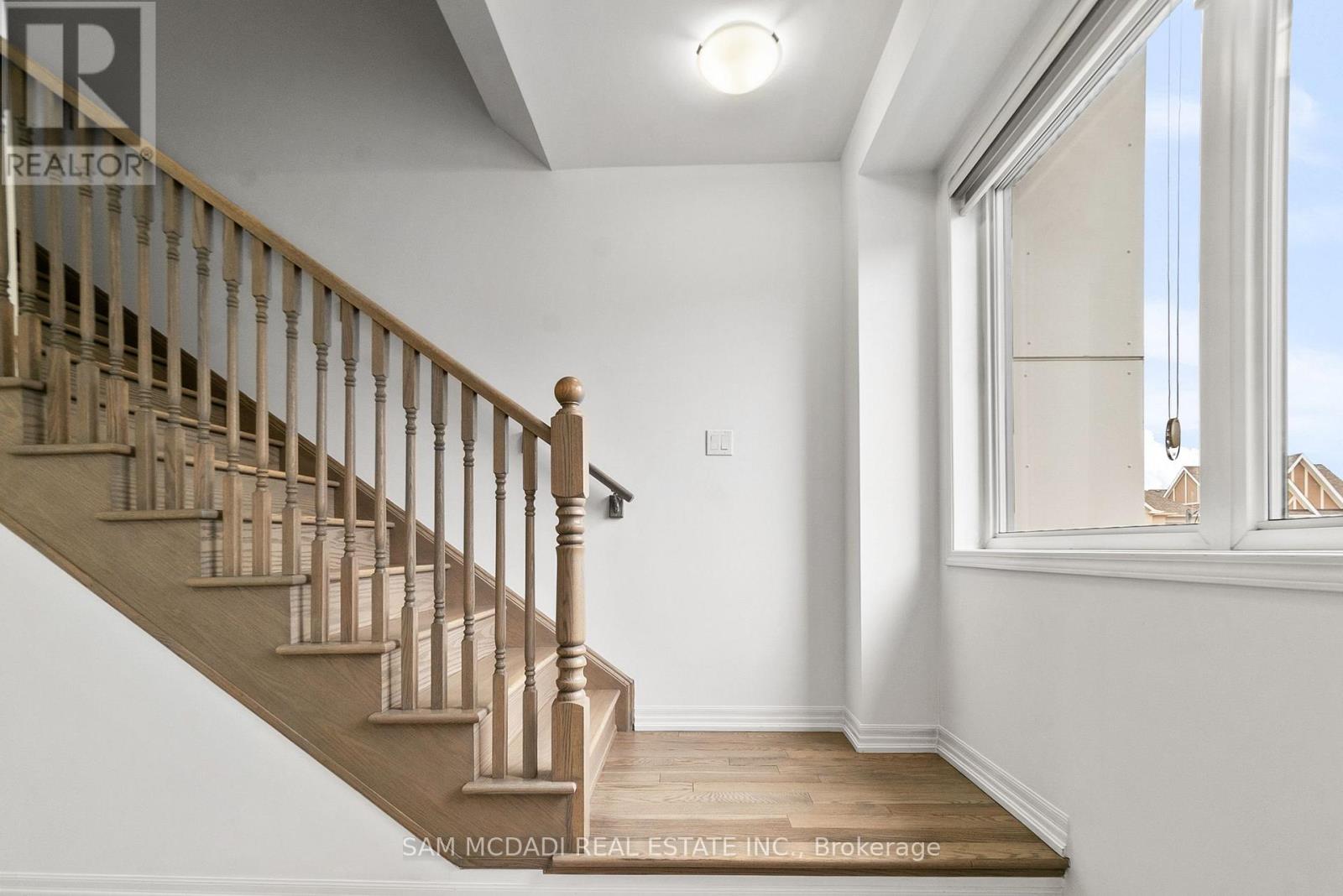 70 Huguenot Road, Oakville, Ontario  L6H 0X4 - Photo 19 - W12497882